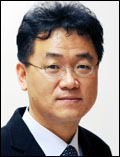 함영훈(언론인)
'양들의 침묵’, ‘필라델피아’로 유명한 조나단 드미 감독의 1962년 개봉작 ‘맨추리언 캔디데이트’는 6.25 한국전쟁 당시 인민군의 매복에 걸려 포로가 된 미군들이 세뇌(洗腦)당하는 과정을 그리고 있다. 베넷마코 대위 일행은 만주(Manchuria)의 어느 수용소로 끌려갔고, 소련군의 심리전 전문가들과 생활하면서 최면술, 사상주입 등 수법에 걸려 소련 사회주의가 지상 낙원이라는 환상을 갖게 된다.