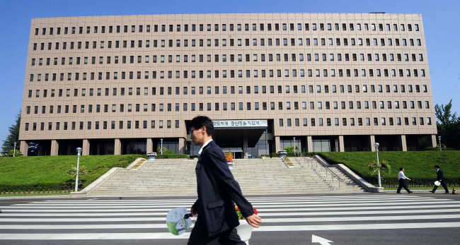 최근 국토부 직원들의 향응·접대 등 일종의 비리로 인해 과천정부청사가 뒤숭숭한 가운데 출근하는 공무원들의 발길이 무거워 보인다. 박해묵 기자/mook@heraldm.com