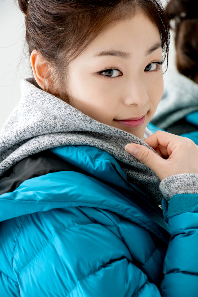 김연아(피겨스케이팅선수)
깃털처럼 가벼운 점프는 여전했다. 우아한 몸짓은 농익었고, 눈빛은 더욱 깊어졌다. 1년 8개월 공백에 대한 염려는 ‘기우’였다. 비중이 떨어지는 대회임에도 불구하고, 세계 피겨계가 주목했다. 그녀는 ‘올림픽 금메달리스트’답게 빙판 위를 가르고, 거침없이 날아 올랐다. ‘퀸 유나’의 복귀는 짧고도 강렬했다.