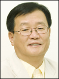 이길주(기업인/KT부사장)
KT는 KT문화재단을 이끌 신임 이사장으로 이길주(57·사진) KT 부사장을 선임했다고 10일 밝혔다. 새로 선임된 이 이사장은 약 27년간 KT의 대외 홍보 업무를 담당해온 ‘홍보’전문가로, KT 홍보실에서 홍보팀장, 언론홍보담당, 홍보실장을 역임했으며 최근 부사장으로 승진했다.