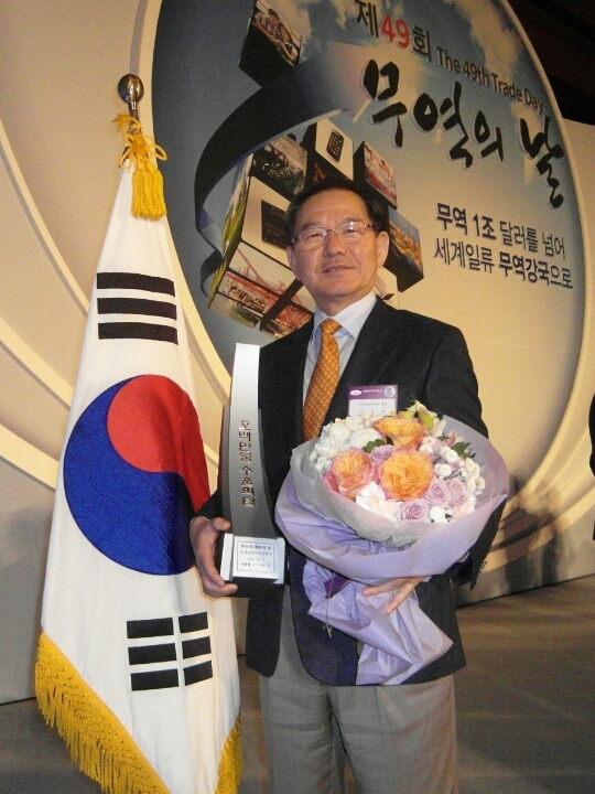 민운기(기업인/우진비앤지대표)
우진비앤지가 동물의약품 단일 품목으로는 국내 최초로 연간 500만 달러 수출이라는 금자탑을 쌓았다.
내년에는 우크라이나와 브라질, 터키 등 수출국을 배로 늘려 수출 규모가 올해보다 30% 이상 늘어날 전망이다. 전체 매출액 가운데 수출이 차지하는 비중도 40%에 육박하면서 수출 기업으로 변모하게 된다.