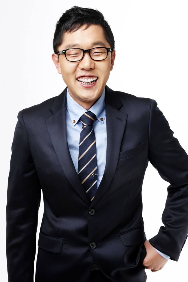 김제동(방송인)
지난 8일 김제동은 연세대학교 대강당에서 ‘김제동 토크콘서트 노브레이크 시즌4’의 막을 올렸다. 이번 깜짝 콘서트는 김제동의 공연 홍보의 일환으로 열리는 진행된다. 김제동은 현재 공연 중인 신촌의 연세대학교 정문 앞(오후 12시)을 시작으로 이화여대 정문 앞(오후 1시), 롯데백화점 건너편 명동 입구(오후 3시), 여의도 역(오후 6시), 홍익대 앞(오후 7시 반) 차례로 순회하며 시민들과 만난다.