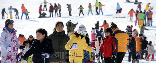 9일 휴일을 맞아 경기도 이천에 한 스키리조트에 스키와 스노우보드를 즐리려는 사람들로 인산이해를 이루고 있다./안훈기자 rosedale@ 2012.12.09
9일 휴일을 맞아 경기도 이천에 한 스키리조트에 스키와 스노우보드를 즐리려는 사람들로 인산이해를 이루고 있다./안훈기자 rosedale@ 2012.12.09