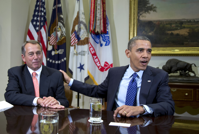 존 베이너(좌/John Boehner/미국 연방하원의회의장),버락 오바마(Barack Obama/정치인/미국대통령)
President Barack Obama acknowledges House Speaker John Boehner (left) while speaking to reporters in the Roosevelt Room of the White House in Washington on Nov. 16.   AP-Yonhap News