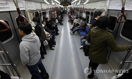 Inside scene of Seoul subway Line 1. (Yonhap NewS)