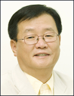 이길주(기업인/KT부사장)
KT는 KT문화재단을 이끌 신임 이사장으로 이길주(57·사진) KT 부사장을 선임했다고 10일 밝혔다. 새로 선임된 이 이사장은 약 27년간 KT의 대외 홍보 업무를 담당해온 ‘홍보’전문가로, KT 홍보실에서 홍보팀장, 언론홍보담당, 홍보실장을 역임했으며 최근 부사장으로 승진했다.