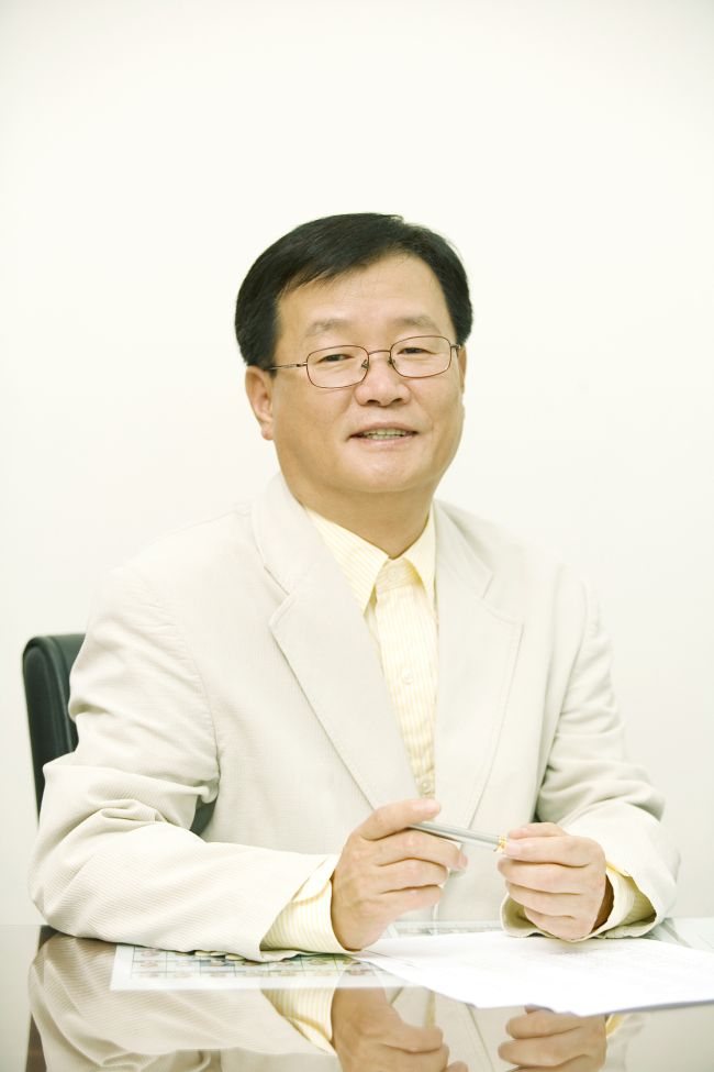 이길주(기업인/KT부사장)
KT는 KT문화재단을 이끌 신임 이사장으로 이길주(57·사진) KT 부사장을 선임했다고 10일 밝혔다. 새로 선임된 이 이사장은 약 27년간 KT의 대외 홍보 업무를 담당해온 ‘홍보’전문가로, KT 홍보실에서 홍보팀장, 언론홍보담당, 홍보실장을 역임했으며 최근 부사장으로 승진했다.
Lee Gil-joo