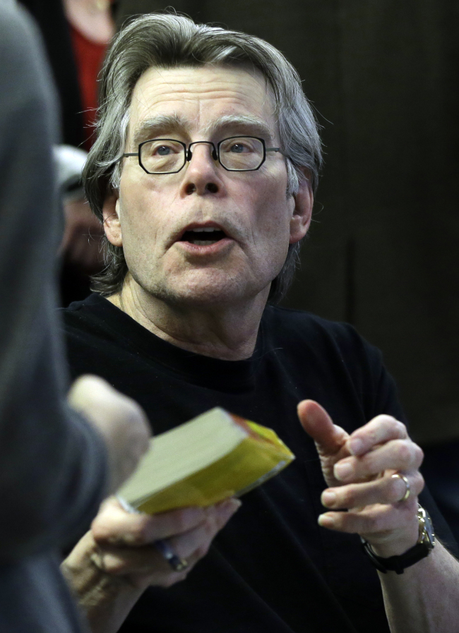 스티븐 킹(Stephen King/작가)
Novelist Stephen King hands back
a book after signing it for a student
at the University of Massachusetts-Lowell in Lowell, Massachusetts,
Friday.    AP-Yonhap News