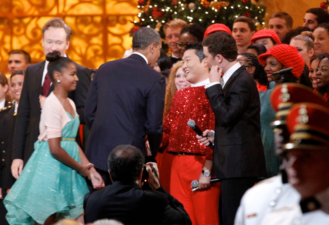 버락 오바마(Barack Obama/정치인/미국대통령),싸이(박재상/가수)
President Barack Obama greeps Korean pop artist PSY at the end of the "Christmas in Washington" at the National Building Museum in Washington, DC on Sunday. (UPI-Yonhap News)