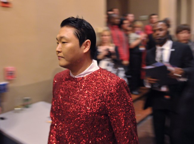 싸이(박재상/가수)
South Korean performer Psy is seen backstage before the taping of the “Christmas in Washington” television
special on Sunday at the Building Museum in Washington, D.C.   AFP-Yonhap News