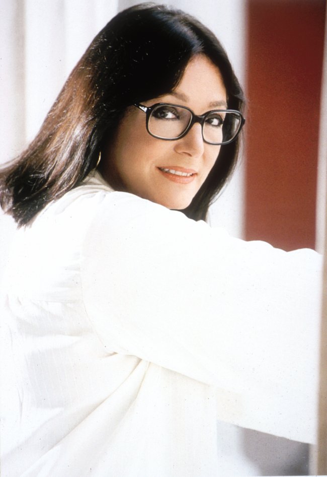 나나 무스쿠리(Nana Mouskourl/가수)
“팬들 모두가 제 생일 축하 노래를 불러줬던 4년 전 대구 공연을 아직도 잊지 못합니다. 제 인생에서 가장 아름다운 기억 중 하나입니다. 한국은 제게 특별한 나라입니다.”
그리스 출신 세계적인 디바 나나 무스쿠리(78)가 10일 새 앨범 ‘랑데부(Rendez-vous)’를 한국에 출시하며 팬들에게 감사의 인사를 전했다.