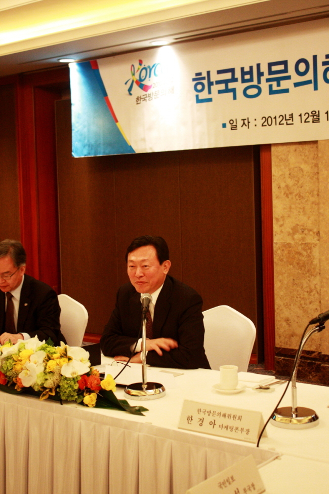 신동빈(기업인/롯데그룹 회장)
"관광에 대한 민간 분야의 참여 확대가 외국 관광객 1000만명 돌파를 이뤄내는데 일조했다. 양적인 성장은뚜렷하지만, 질적으로는 아직 의문이다. 스스로 방문의해위원회 활동에 B점 정도 주고 싶다.”