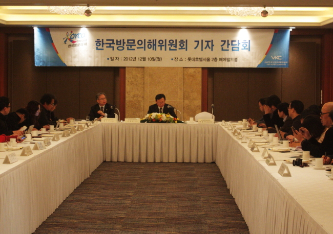 신동빈(기업인/롯데그룹 회장)
"관광에 대한 민간 분야의 참여 확대가 외국 관광객 1000만명 돌파를 이뤄내는데 일조했다. 양적인 성장은뚜렷하지만, 질적으로는 아직 의문이다. 스스로 방문의해위원회 활동에 B점 정도 주고 싶다.”