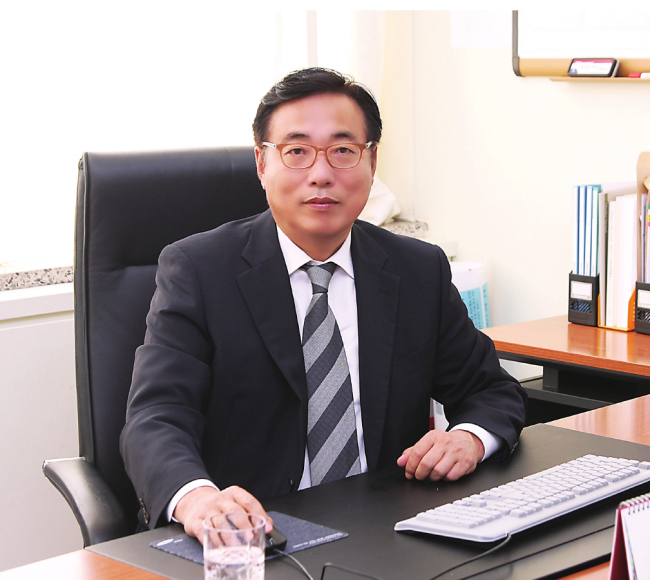 유기풍(서강대총장)
서강대는 10일 열린 이사회에서 제14대 총장으로 유기풍(60ㆍ사진) 화공생명공학과 교수를 선임했다고 밝혔다. 미국 코네티컷대학교에서 박사학위를 받은 유 총장은 한국초임계유체학회 회장,아시아초임계유체학회 회장, 한국화학공학회 부회장 등을 지냈고 1984년 서강대 부임 이래 기획처장, 공학부학장, 산학부총장 등을 거쳤다.