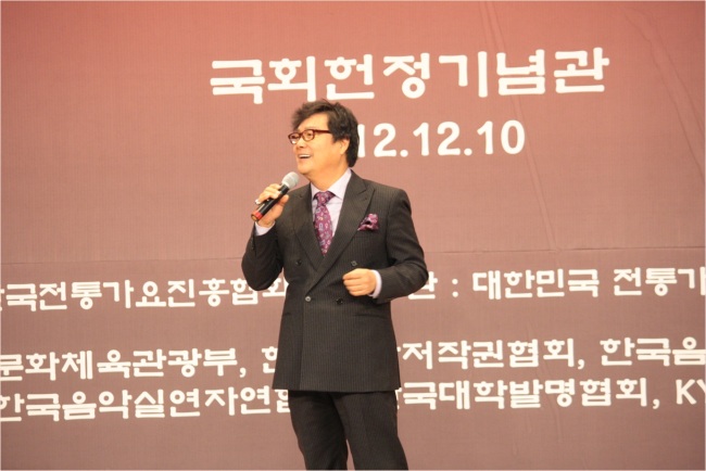 남진(김남진/가수)
가수 남진이 ‘전통가요대상’에서 영예의 대상 트로피를 거머쥐었다.
남진은 12월 10일 오후 5시 서울 여의도 국회 헌정기념관에서 진행된 ‘제 12회 대한민국 전통가요대상’ 시상식에서 참석, 대상의 영예를 안았다.