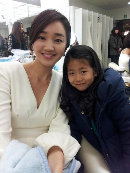 수애(박수애/배우),박민하(배우)
아역배우 박민하가 수애와 함께한 사진을 공개했다.
10일 박민하는 자신의 트위터에 “민하 야왕 소품사진 촬영하고 수애이모 포스터촬영구경 왔어요. 아 예쁜 수애이모. 두 번째 엄마와 딸로 만난 우리 닮았나요?”라는 글과 함께 사진 한 장을 게재했다.