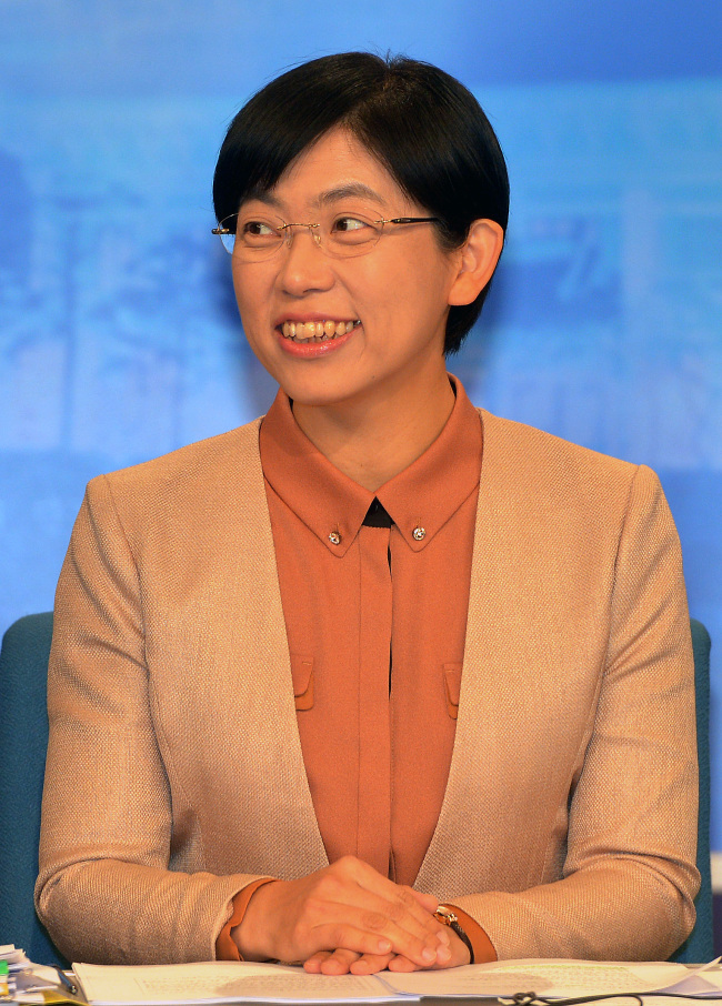 이정희(대통령후보/통합진보당)
Not even the car accident the day before could stop her. Lee Jung-hee of the left-wing Unified Progressive Party was back in her recalcitrant form on Monday night’s presidential debate.