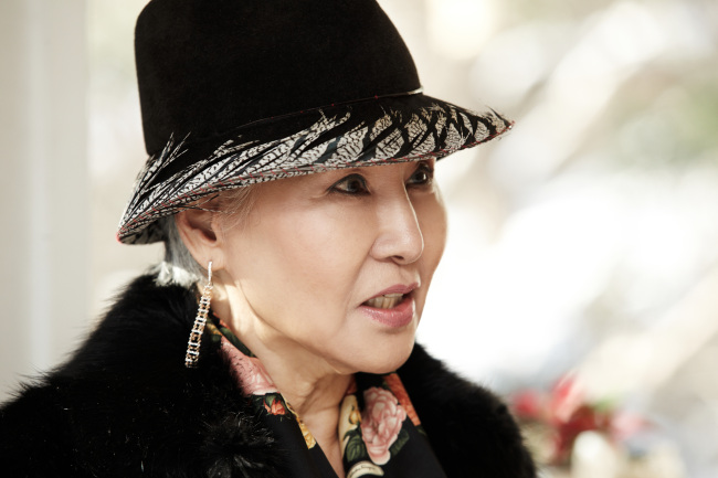 패티김(김혜자/가수)
47년 전 패티김의 꿈을 김선영이 이어받았다. 한국 최초의 창작 뮤지컬이라 불리며 지난 1966년 초연한 ‘살짜기 옵서예’에서 기생 애랑 역을 맡은 패티김과 내년 2월 공연되는 7번째 ‘살짜기 옵서예’의 애랑 김선영, 두 사람이 함께 만났다.