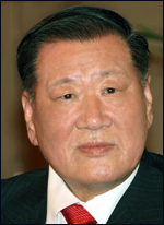 정몽구(기업인/현대기아자동차그룹 회장)
정몽구(74ㆍ사진) 현대차그룹 회장이 10일 오전 서울 양재동 본사에서 열린 해외법인장 회의에서 “내년에도 올해 못지 않게 시장 상황이 어렵겠지만 해외시장에서의 성장 동력을 잃으면 안되며, 현대ㆍ기아차의 살 길은 여전히 해외시장에 있다”고 강조했다.