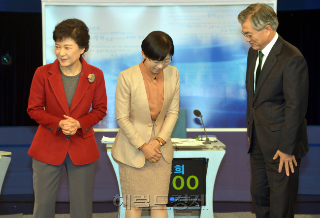새누리당 박근혜, 통합진보당 이정희 대선후보, 민주통합당 문재인,(왼쪽 부터)가 10일 오후 서울 여의도 KBS 스튜디오에서 중앙선관위 주최로 열린 2차 TV토론에 앞서 포즈를 취하고 있다. 이날 토론의 주제는 경제, 노동, 복지 분야이다.  2012.12.10
새누리당 박근혜, 통합진보당 이정희 대선후보, 민주통합당 문재인,(왼쪽 부터)가 10일 오후 서울 여의도 KBS 스튜디오에서 중앙선관위 주최로 열린 2차 TV토론에 앞서 포즈를 취하고 있다. 이날 토론의 주제는 경제, 노동, 복지 분야이다.  2012.12.10
새누리당 박근혜, 통합진보당 이정희, 민주통합당 문재인 대선 후보(왼쪽부터)가 10일 오후 서울 여의도 KBS 스튜디오에서 중앙선관위 주최로 열린 2차 TV토론에 앞서 인사하고 있다. 전문가들은 이날 주제인 경제ㆍ노동ㆍ복지 분야에서 세 후보 모두 이해부족 속에 무난한 토론이 진행됐다는 평가를 내렸다.  박현구 기자/phko@