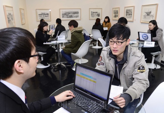 한양대가 11일 오전 서울 행당동 교내 박물관 세미나실에서 '문화예술과 함께하는 1:1 정시입시 상담회'를 개최하고 있다. 박해묵 기자/mook@heraldcorp.com
한양대가 11일 오전 서울 행당동 교내 박물관 세미나실에서 '문화예술과 함께하는 1:1 정시입시 상담회'를 개최하고 있다. 박해묵 기자/mook@heraldcorp.com
