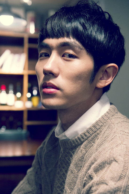 임슬옹(가수/2AM)
영화 ‘26년’(감독 조근현)은 1980년 5월 광주의 비극과 연관된 조직폭력배, 국가대표 사격선수, 현직 경찰, 대기업 총수, 사설 경호업체 실장이 26년 후 학살의 주범인 ‘그 사람’을 단죄하기 위해 작전을 펼치는 액션 복수극이다.