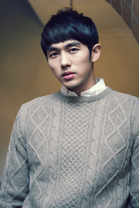 임슬옹(가수/2AM)
영화 ‘26년’(감독 조근현)은 1980년 5월 광주의 비극과 연관된 조직폭력배, 국가대표 사격선수, 현직 경찰, 대기업 총수, 사설 경호업체 실장이 26년 후 학살의 주범인 ‘그 사람’을 단죄하기 위해 작전을 펼치는 액션 복수극이다.