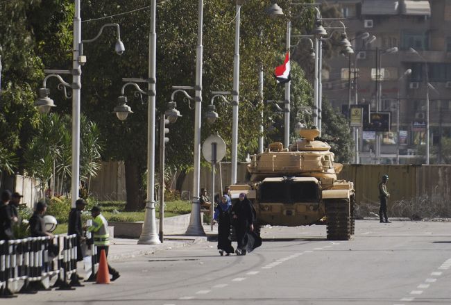 <YONHAP PHOTO-1818> Egyptian women walk in front of an armoured personnel carrier (APC) flying their national flag deployed near the presidential palace in Cairo on December 10, 2012. President Mohamed Morsi has ordered Egypt's army to "cooperate" with police and given it powers of arrest until the results of a referendum to be held this weekend, according to a decree obtained by AFP. AFP PHOTO/GIANLUIGI GUERCIA../2012-12-10 22:08:34/ <저작권자 ⓒ 1980-2012 ㈜연합뉴스. 무단 전재 재배포 금지.>
Egyptian women walk in front of an armored personnel carrier deployed near the presidential palace in Cairo on Monday.   AFP-Yonhap News