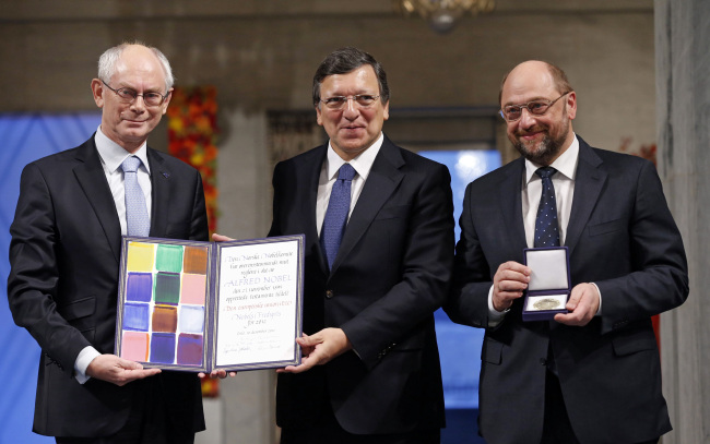 European Council President Herman Van Rompuy (let), European Commission President Jose Manuel Barroso (center) and European Parliament President Martin Schulz stand with the Nobel diploma on the podium at the City Hall in Oslo, during Monday’s Nobel Peace Prize ceremony.   AP-Yonhap News