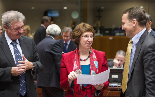 Luxembourg Minister for Foreign Affairs Jean Asselborn (left), EU foreign policy chief Catherine Ashton (center) and Polish Minister for Foreign Affairs Radoslaw Sikorski talk at an EU foreign ministers meeting at the EU headquarters in Brussels on Monday.   Xinhua-Yonhap News
