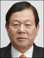 이정치(기업인/일동제약 대표)
미국 아레나제약과 비만치료제 ‘벨비크’(성분명 로카세린)의 국내 도입 및 독점 공급과 관련한 조인식을 가졌다.
아레나제약이 개발한 벨비크는 최근 미국 식품의약국(FDA)으로부터 체중조절제로 승인받은 신약. 특히 13년 만에 FDA가 승인한 비만치료제로 주목받고 있는 약품이다. 아레나제약이 진행한 임상 3상 시험에서 벨비크를 1년간 투여한 환자들의 경우 평균 감소 체중이 7.9kg에 이르렀고 내약성 또한 우수한 것으로 나타났다.