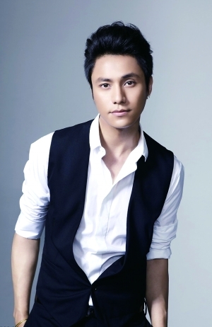 천쿤(Chen Kun/배우)
중국의 미남 배우이자 가수인 천쿤(陳坤)이 16살 극성 여성팬으로부터 목도리와 모자를 도난당했다. 다른 팬들이 이를 분개하며 인터넷을 통해 인육수색을 벌이자 천쿤은 팬들에게 자제를 요청했다.