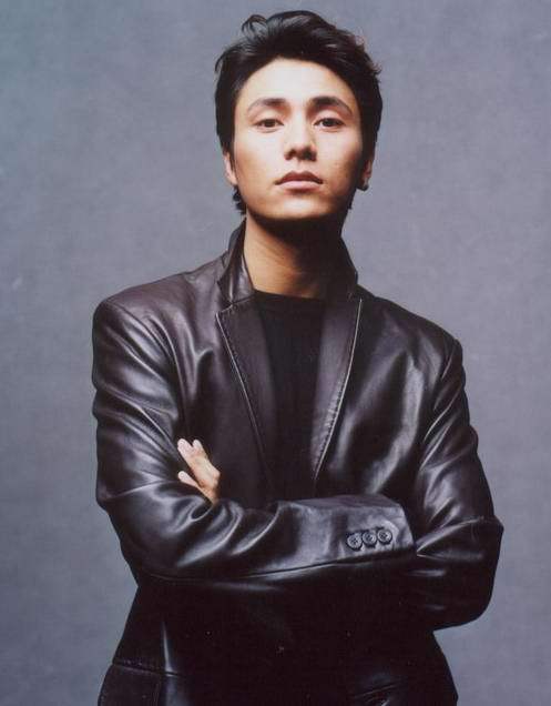 천쿤(Chen Kun/배우)
중국의 미남 배우이자 가수인 천쿤(陳坤)이 16살 극성 여성팬으로부터 목도리와 모자를 도난당했다. 다른 팬들이 이를 분개하며 인터넷을 통해 인육수색을 벌이자 천쿤은 팬들에게 자제를 요청했다.