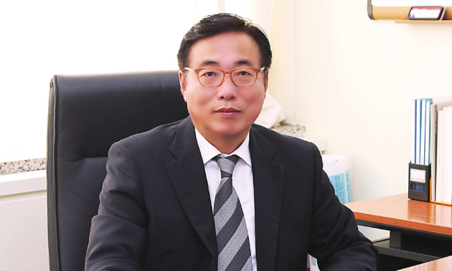 유기풍(서강대 총장)
Professor Yoo Ki-pung, 59, has been appointed the new president of Sogang University in Seoul, the school announced on Tuesday.
The board of directors selected Yoo as the new head of the school in its general meeting on Monday, according to the university. His four-year term will begin March 2013.
Yoo Ki-pung