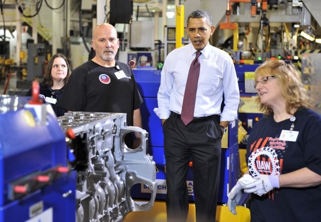 버락 오바마(Barack Obama/정치인/미국대통령)
President Barack Obama listens as Cindy Burtis (right) talks about the plant operations with Tom Percha (left) at Detroit Diesel in Redford on Monday.   AP-Yonhap News