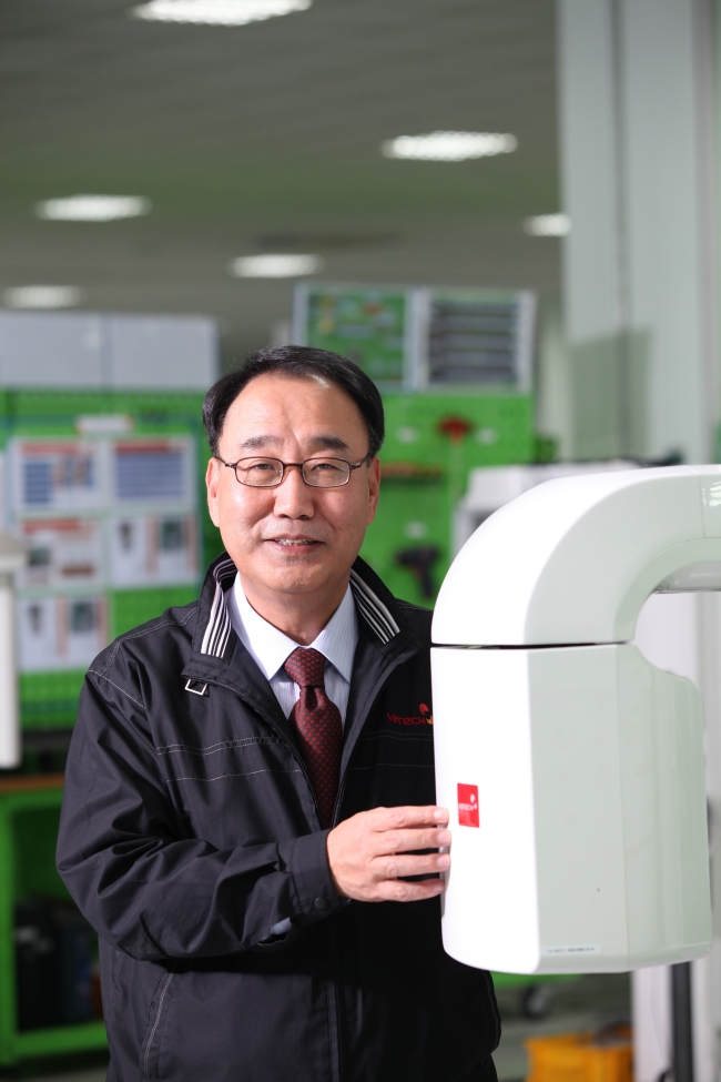 오세홍(기업인/바텍사장)
글로벌 덴털 이미징기업 바텍(043150ㆍ사장 오세홍ㆍ사진)은 지식경제부 선정 ‘2012 세계일류상품 및 생산기업’에 선정됐다고 11일 밝혔다.
바텍의 전산화 단층 엑스레이 촬영장치(치과 진단용 디지털 파노라마 장치)는 지난 2009년 이 분야 최초로 세계일류상품에 지정된 이래 올해까지 4년 연속 세계일류상품에 선정됐다.