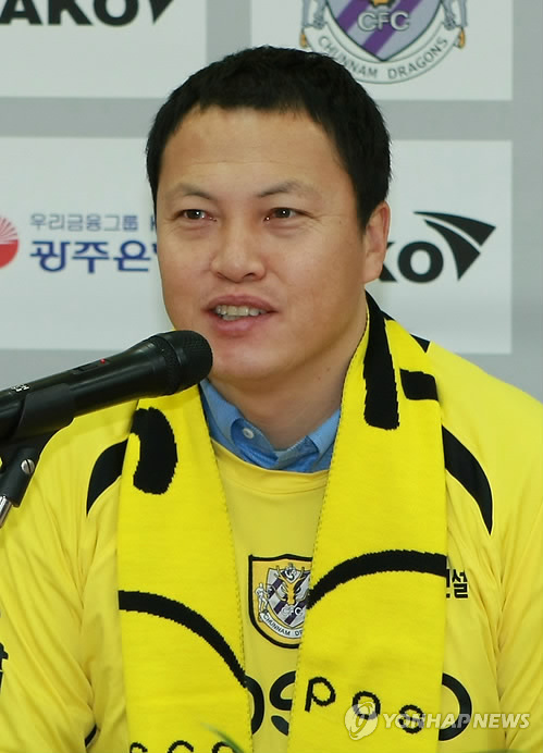 이운재(축구선수/전남드래곤즈/골키퍼)
2002년 한일월드컵 4강 신화의 주역인 골키퍼 이운재(39)가 은퇴한다.
이운재는 11일 에이전트사인 ㈜모로스포츠 마케팅컴퍼니를 통해 “선수생활 지속과 은퇴 사이에서 고민했으나 팬들에게 좋은 모습을 보여주면서 떠나야 한다고 판단했다”고 은퇴 의사를 밝혔다.
사진=전남드래곤즈