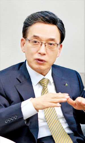 정수현(기업인/현대건설 대표이사)
건설공제조합(이사장 정완대)은 11일 정수현 현대건설 대표이사와 김경배 한국종합건설 대표이사를 운영위원으로 선임했다고 밝혔다. 조합은 대한건설협회 회장실에서 개최된 전형위원회에서 두 운영위원을 선임하였으며 임기는 3년이다.