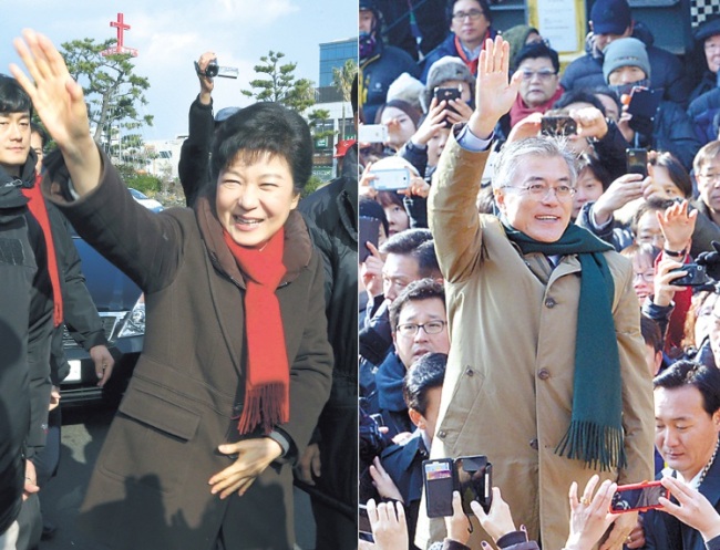 박근혜(대통령후보/국회의원/새누리당),문재인(대통령후보/국회의원/민주통합당)
(Left) Saenuri Party presidential candidate Park Geun-hye waves to supporters as she arrives at a rally site in Seoguipo, Jeju, on Tuesday. (Yonhap News)
(Right) Democratic United Party presidential candidate Moon Jae-in greets voters during his rally in Goyang, Gyeonggi Province, on Tuesday. (Park Hyun-koo/The Korea Herald)