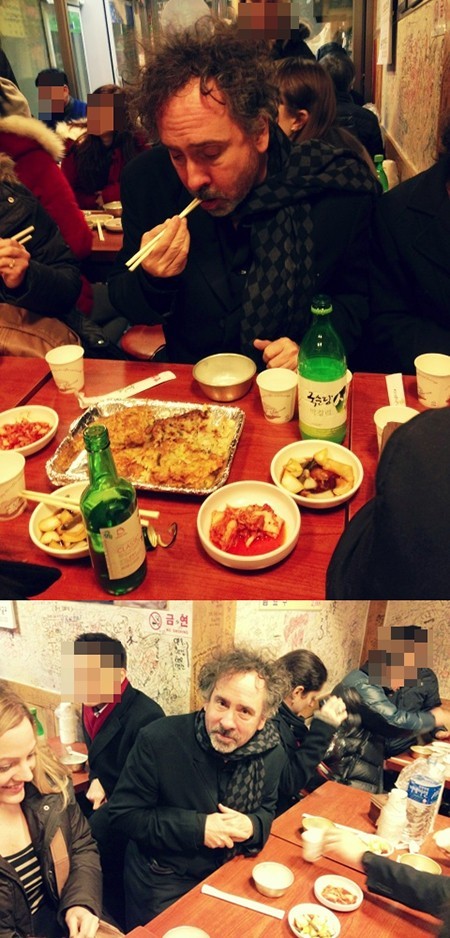 팀 버튼(Tim Burton/영화감독)
현대카드는 11일 오후 공식 트위터에 “팀 버튼, 이번엔 광장 시장에 나타나다! 빈대떡과 막걸리에 완전히 반한 듯”이라는 글과 함께 팀 버튼 감독의 사진 여러 장을 공개했다.