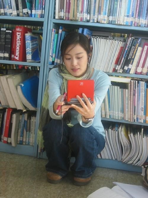 김태희(배우)
11일 한 온라인 커뮤니티 게시판에는 도서관에서 포착된 김태희의 사진이 공개됐다. 사진 속 김태희는 도서관 책장 앞에 쪼그리고 앉아 전자사전을 보며 공부에 열중한 모습이다. 수수한 차림에도 뚜렷한 이목구비와 무결점 피부가 눈길을 끈다.