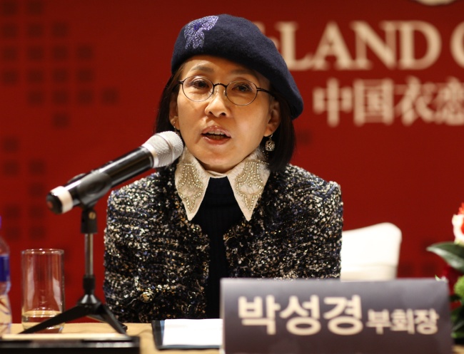 박성경(기업가/이랜드그룹 부회장)
박성경 이랜드그룹 부회장은 11일 오후 7시 중국 상하이 웨스틴 호텔에서 기자간담회를 갖고 기존 중국 사업을 이끌었던 패션 위주 사업에서 벗어나 외식과 레저 등 사업 다각화에 본격적으로 나선다고 밝혔다.