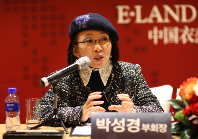박성경(기업가/이랜드그룹 부회장)
박성경 이랜드그룹 부회장은 11일 오후 7시 중국 상하이 웨스틴 호텔에서 기자간담회를 갖고 기존 중국 사업을 이끌었던 패션 위주 사업에서 벗어나 외식과 레저 등 사업 다각화에 본격적으로 나선다고 밝혔다.