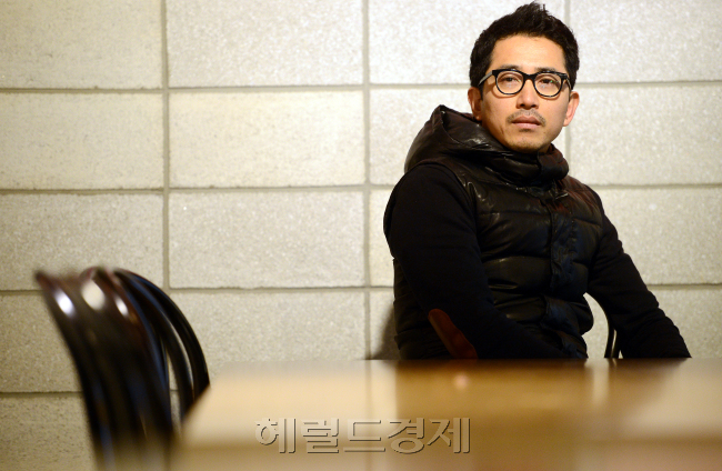 김현탁(연극연출가)
김현탁(44) 연출은 대학교를 다니던 시절도 뭔가 달랐다. 교수님이 다른 학교 편입을 권유할 정도로 ‘내 식대로 만들기’가 그의 연출 방식이었고 지금도 그렇다.