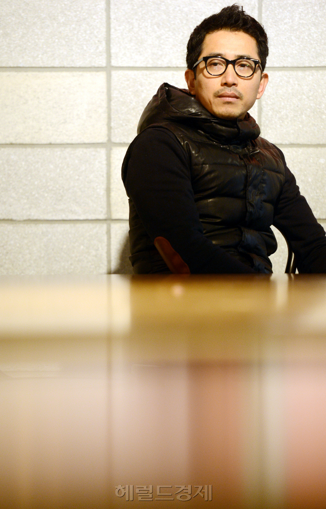 김현탁(연극연출가)
김현탁(44) 연출은 대학교를 다니던 시절도 뭔가 달랐다. 교수님이 다른 학교 편입을 권유할 정도로 ‘내 식대로 만들기’가 그의 연출 방식이었고 지금도 그렇다.