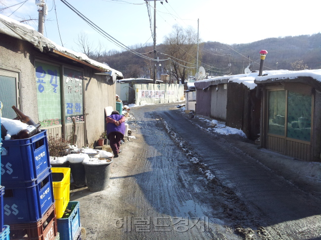 서울 강남구 개포동 ‘구룡마을’. 이곳에 사는 힘겨운 사람들의 마음은 굽이굽이 아홉굽이 힘들게 꾸겨져 있다. 연탄 한 장 사는 것도 힘들다. 폐지를 주워도 살림이 나아지지 않는다. 겨울이 되면 더 추운, 우리 이웃의 모습이다.  민상식 기자/mss@heraldcorp.com