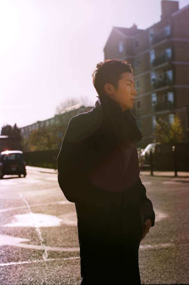 정엽(안정엽/가수/브라운아이드소울)
보컬 그룹 브라운아이드소울의 리더 정엽(안정엽ㆍ35)이 12일 정규 2집 파트2(Part Ⅱ) ‘우리는 없다’를 냈다. 지난해 10월 파트1 ‘미(Me)’를 발표한 지 1년 2개월 만이다.
11일 오후 서울 서초동 화이트홀에서 열린 신곡발표회에서 정엽은 “많은 사람이 알아줘야만 뮤지션으로 행복한 건 아닌 것 같다”며 “앨범 작업을 함께 한 에코브릿지와 저에겐 너무나 만족스러운 앨범”이라고 했다.