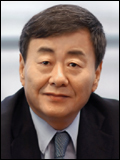 김준기(기업인/동부그룹 회장)
연말을 맞은 동부그룹과 전 계열사의 관심은 대우일렉트로닉스 인수에 집중돼 있다. 김준기 동부 회장의 30년 꿈인 ‘종합전자회사로 도약’에 화룡점정이라는 묵직한 의미 때문이다.