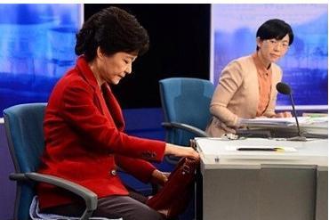 박근혜(대통령후보/국회의원/새누리당),이정희(대통령후보/통합진보당)
제18대 대통령선거 2차 TV토론회 이후 ‘뜨거운 감자’로 떠오른 박근혜 후보의 ‘아이패드 커닝 논란’에 대해 ‘나는 꼼수다(나꼼수)’가 사건의 전말을 파헤쳤다.