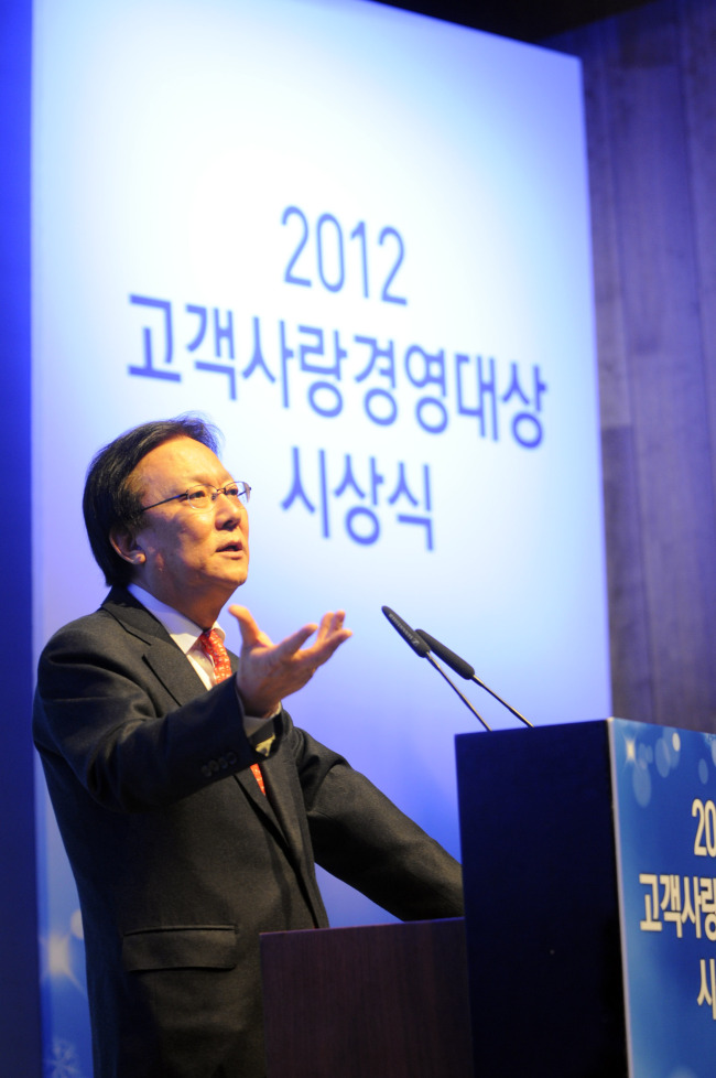 박근희(기업인/삼성생명 부회장)
박근희 삼성생명 부회장은 11일 서울 신라호텔에서 열린‘고객사랑경영대상’시상식에 참석해“모든 임직원은 고객이익중심 경영을 통해 고객만족을 넘어‘고객사랑’을 실천하고, 나아가 ‘고객감동’을 줄 수 있도록 최선의 노력을 다하자”고 당부했다.  [사진제공=삼성생명]